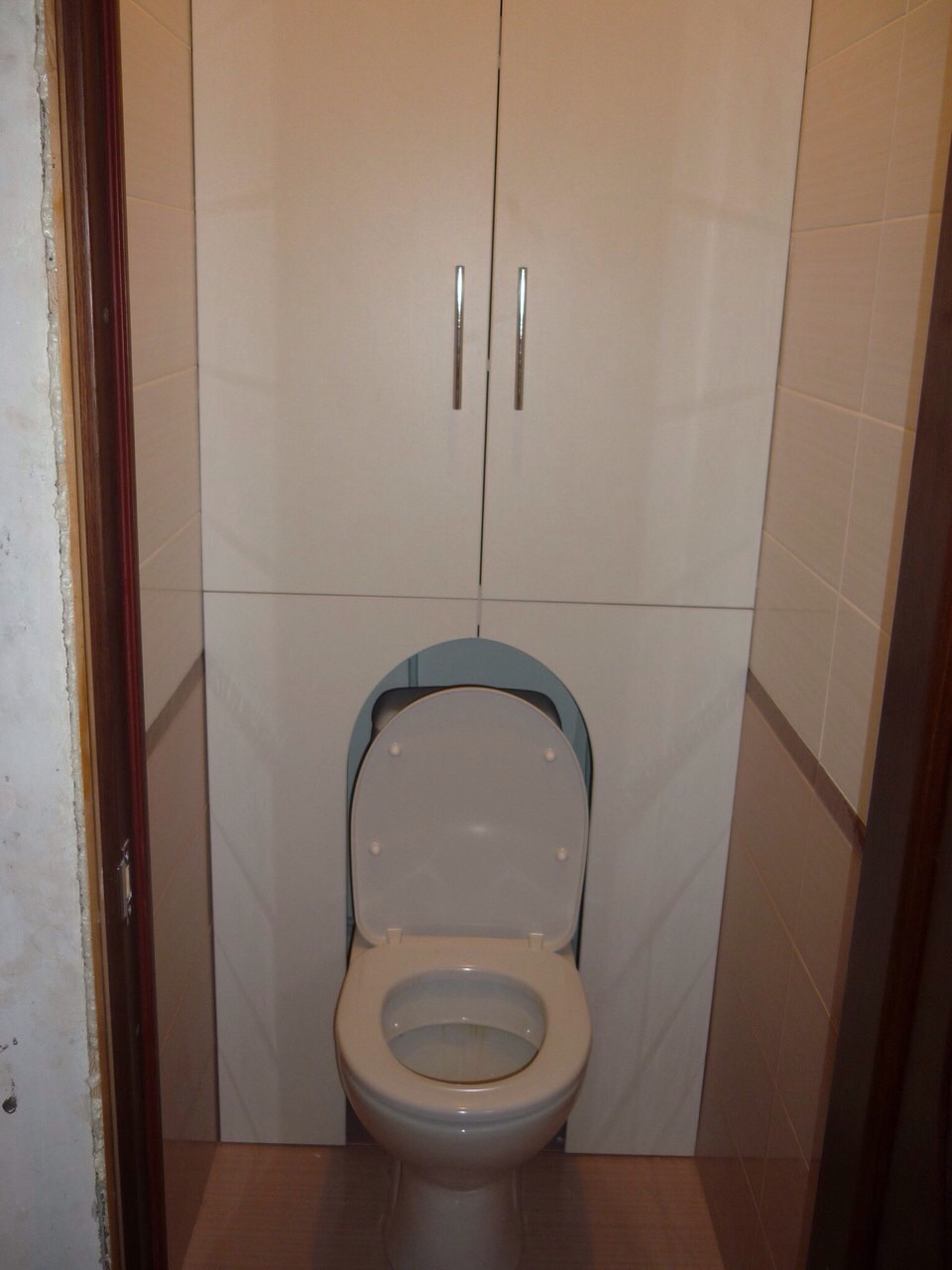 Встраиваемый шкаф в туалете за унитазом
