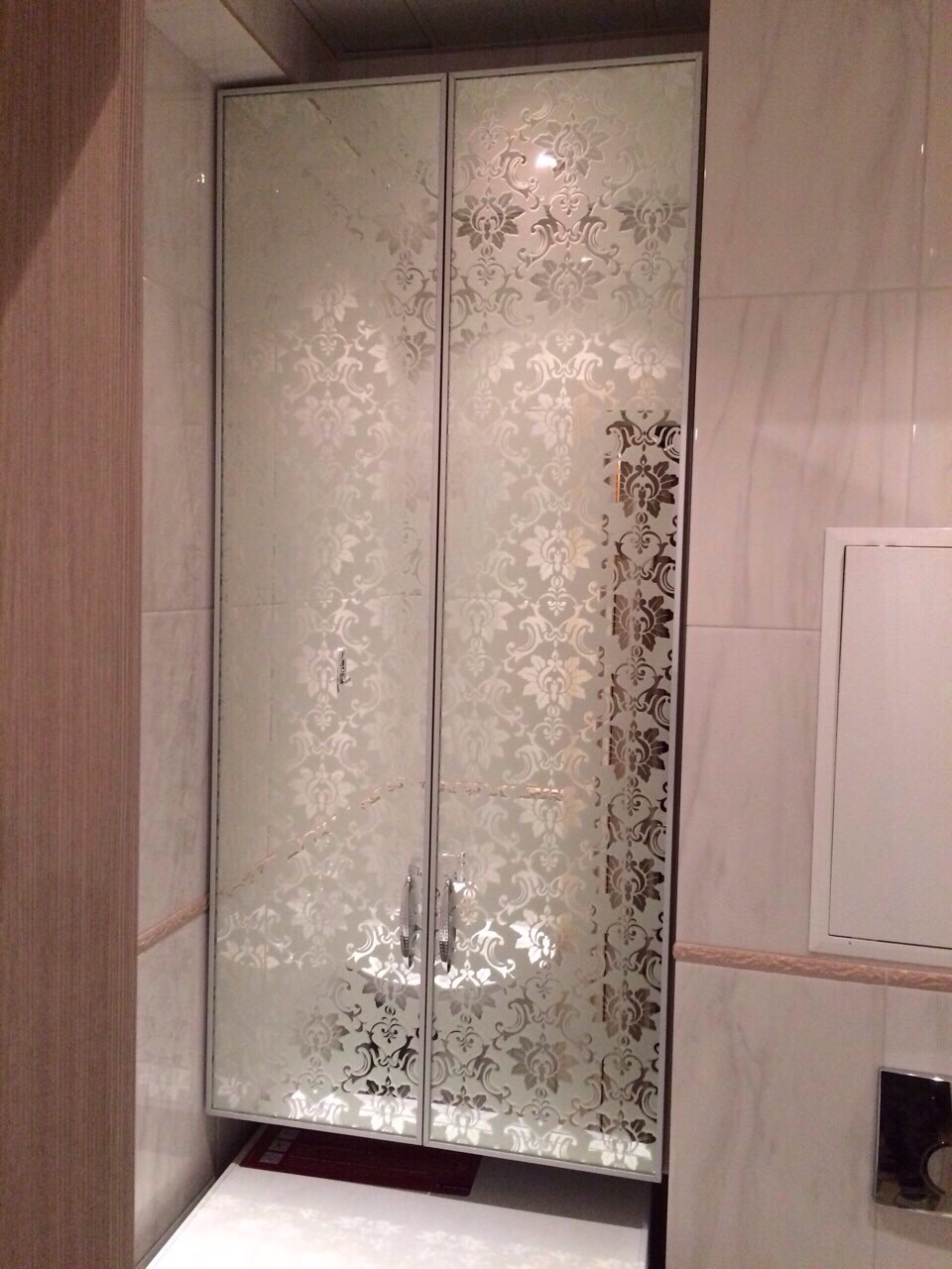 шкаф в ванную с матовым стеклом