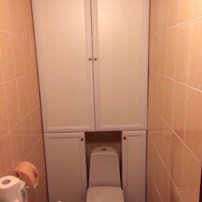 Шкаф в туалет. Туалет со встроенным шкафом. Сантехнический шкаф в туалет. Встроенный шкаф за унитазом. Дверь в туалет купить с коробкой